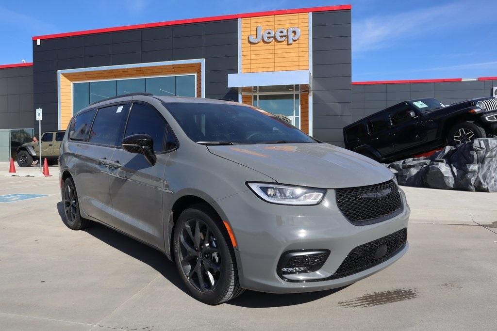 new 2025 Chrysler Pacifica car, priced at $52,931