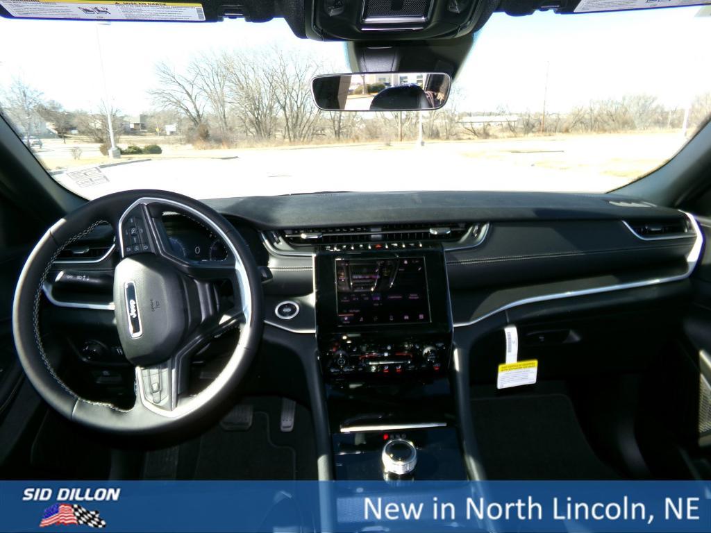 new 2025 Jeep Grand Cherokee car, priced at $41,580