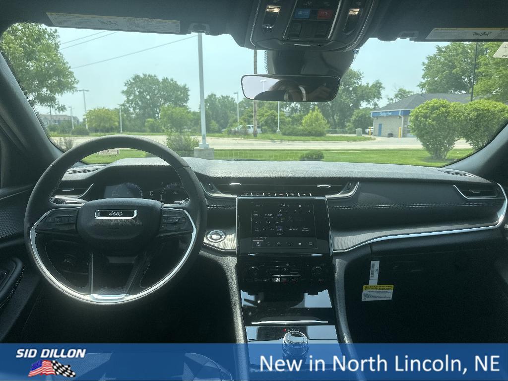 new 2025 Jeep Grand Cherokee car, priced at $42,355