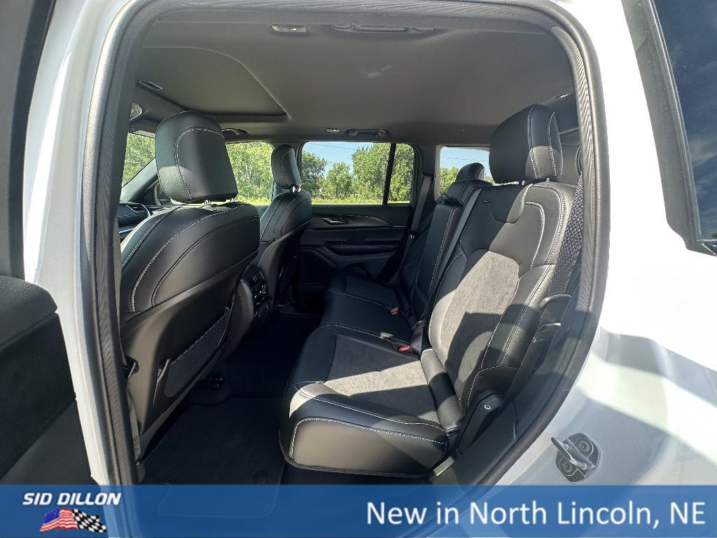 new 2025 Jeep Grand Cherokee car, priced at $40,760