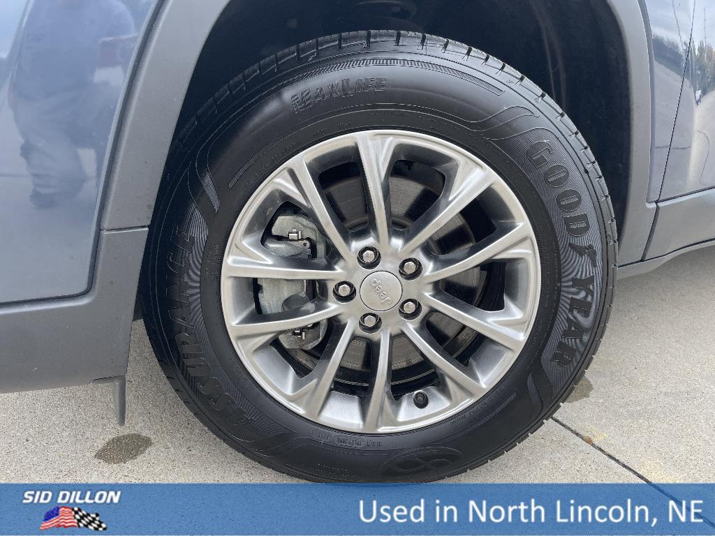 used 2020 Jeep Cherokee car, priced at $23,991