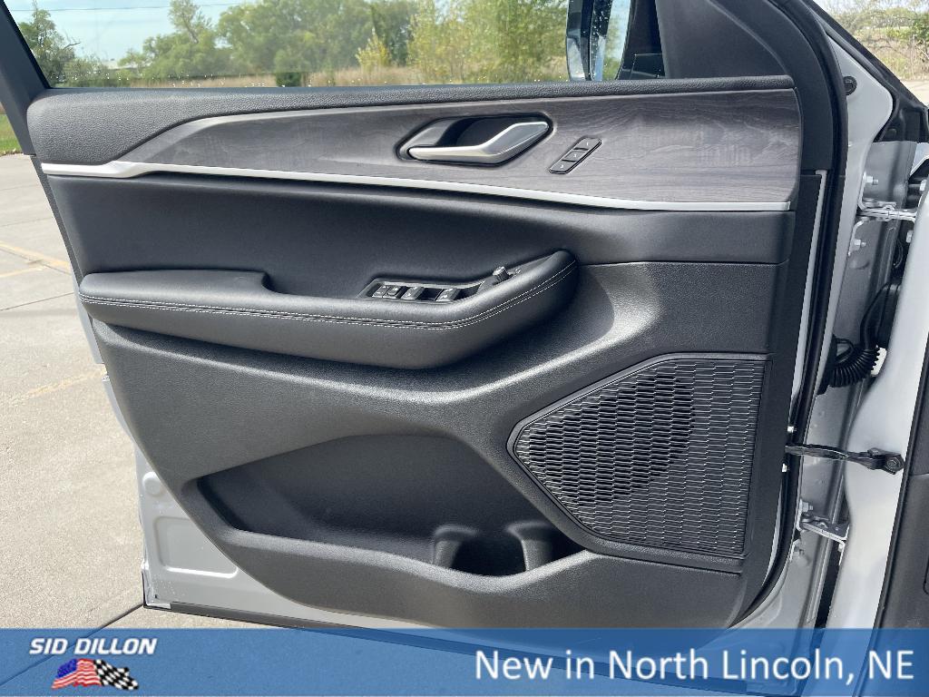 new 2025 Jeep Grand Cherokee car, priced at $42,245