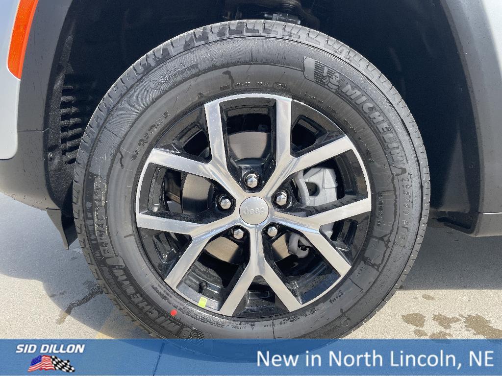 new 2025 Jeep Grand Cherokee car, priced at $42,245