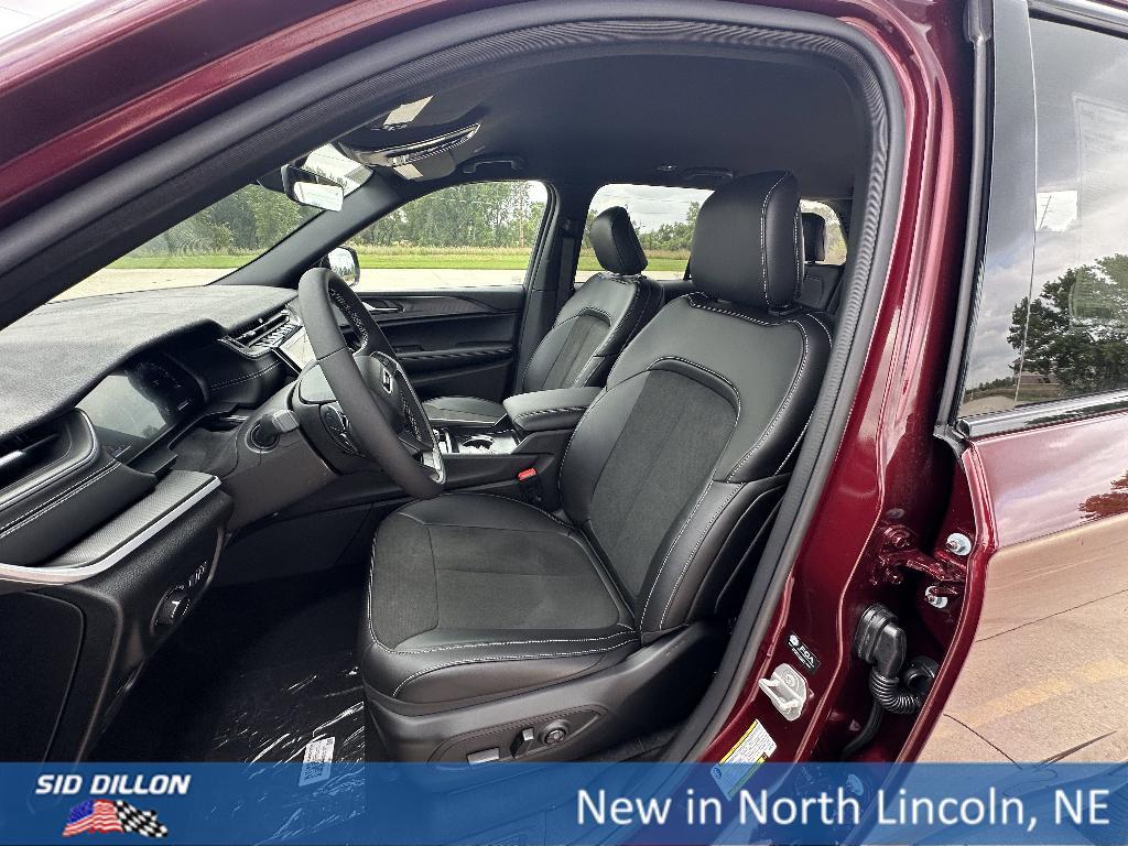 new 2025 Jeep Grand Cherokee car, priced at $42,125