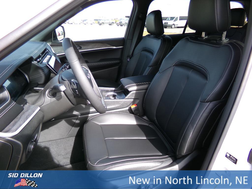 new 2025 Jeep Grand Cherokee car, priced at $42,825