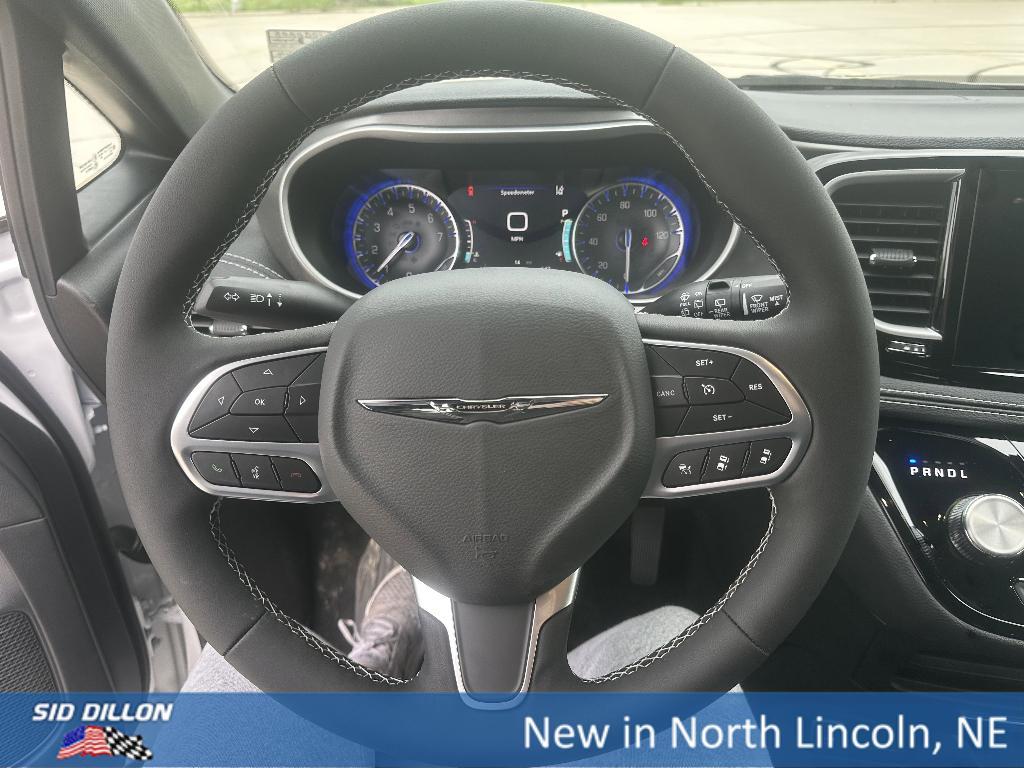 new 2025 Chrysler Pacifica car, priced at $41,752