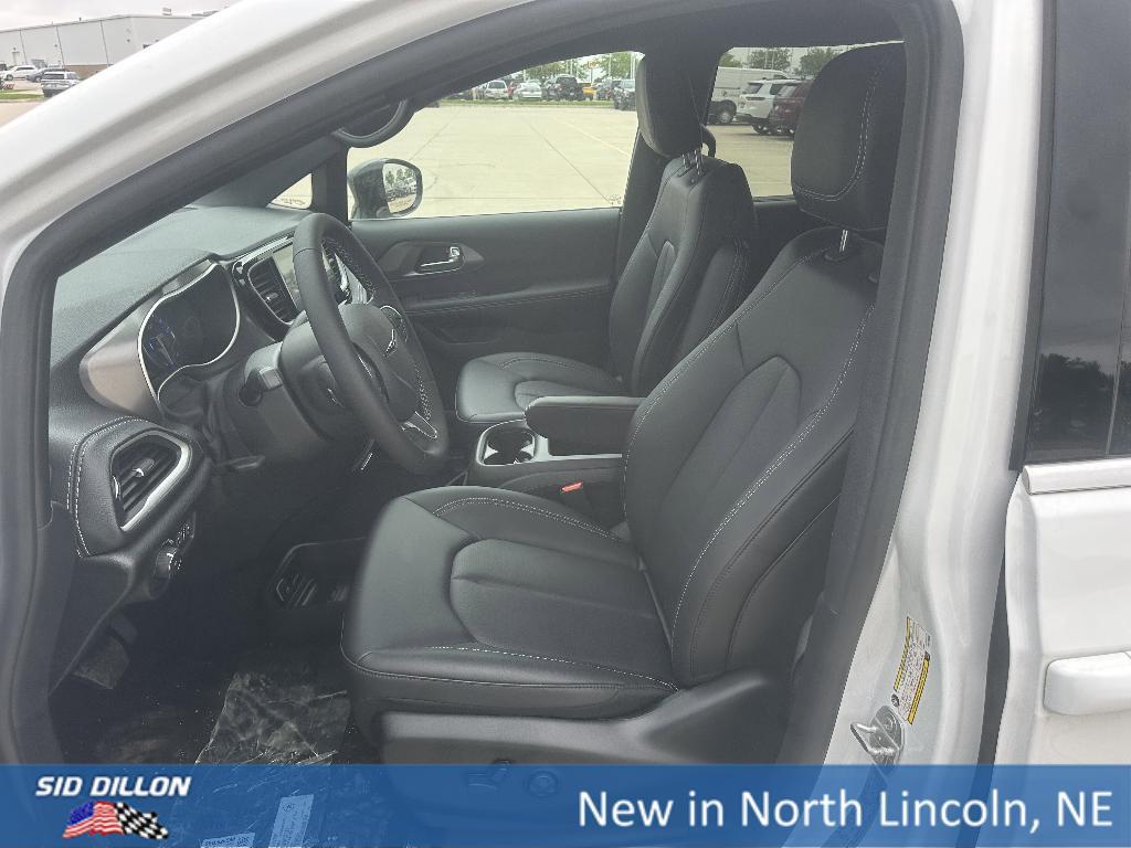 new 2025 Chrysler Pacifica car, priced at $41,752