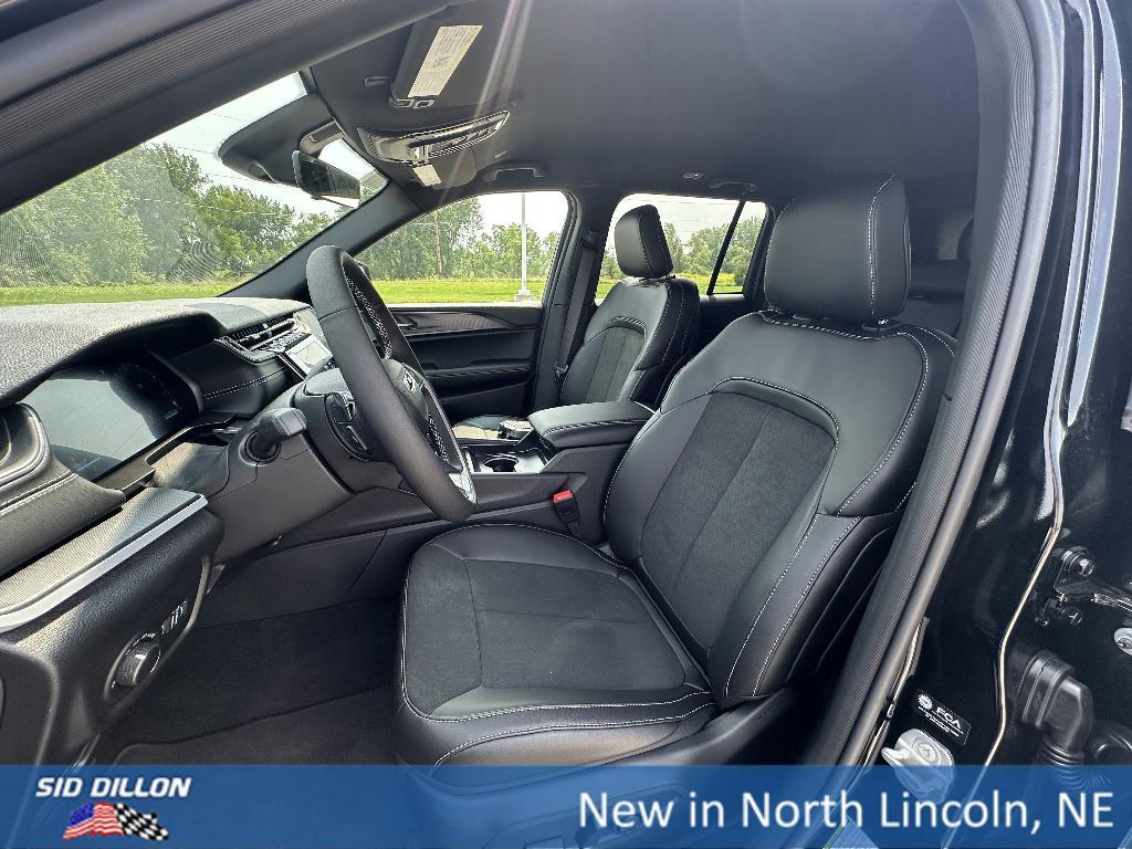 new 2025 Jeep Grand Cherokee car, priced at $42,045