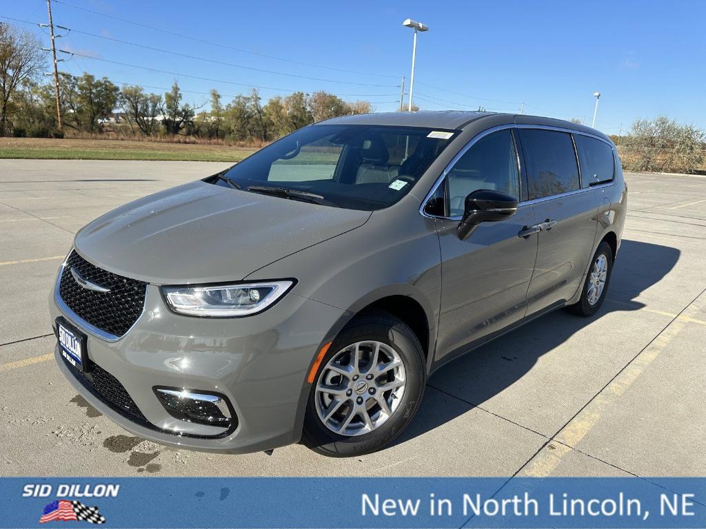 new 2025 Chrysler Pacifica car, priced at $42,640