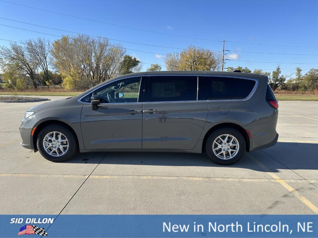 new 2025 Chrysler Pacifica car, priced at $42,640