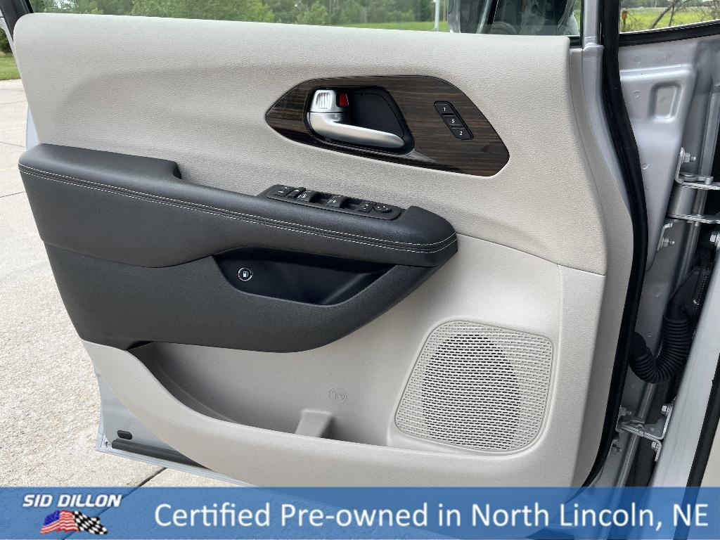 used 2023 Chrysler Pacifica Hybrid car, priced at $32,492