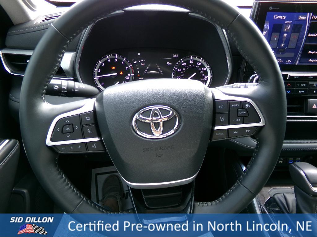 used 2022 Toyota Highlander car, priced at $41,999