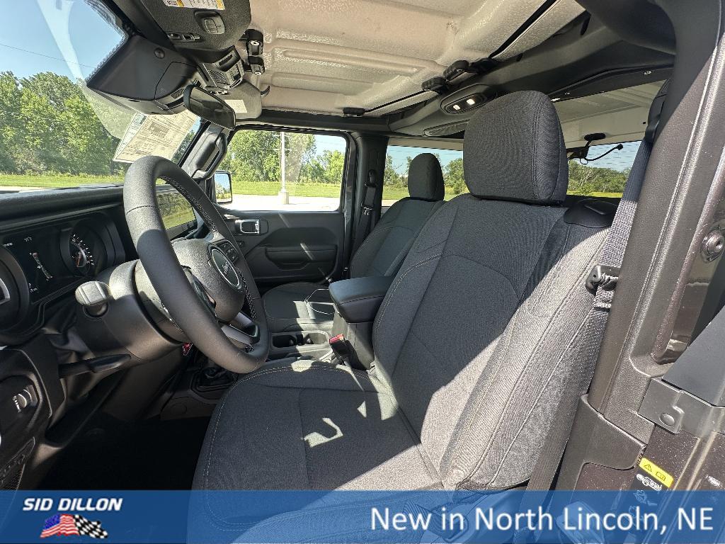 new 2025 Jeep Wrangler car, priced at $48,577