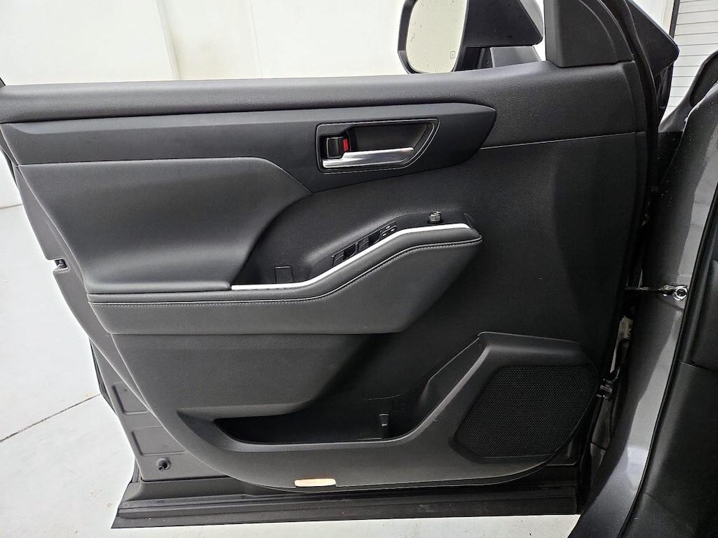 used 2022 Toyota Highlander car, priced at $41,998