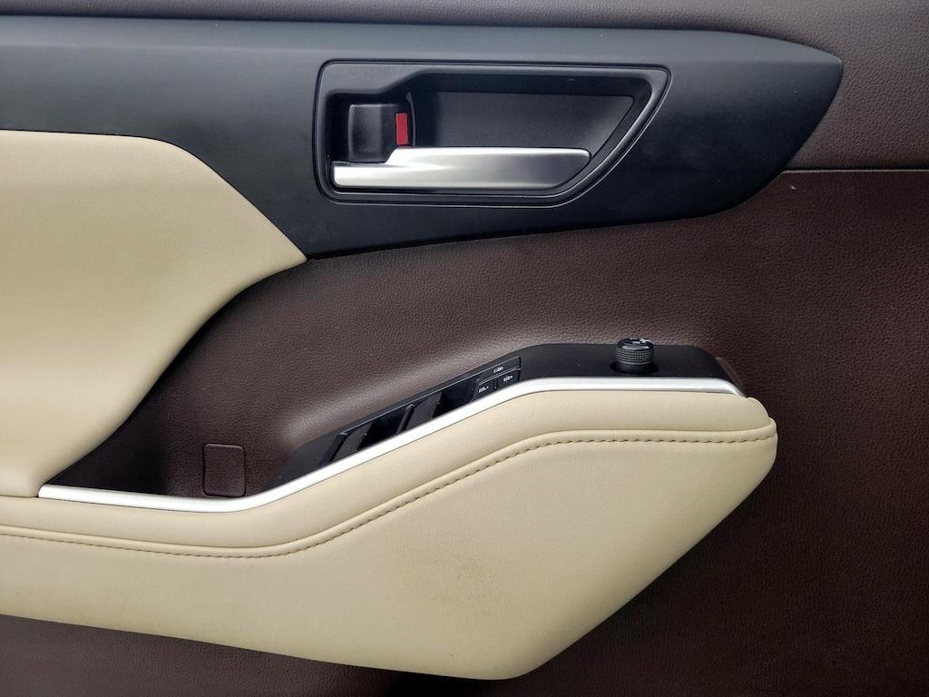 used 2021 Toyota Highlander car, priced at $33,998