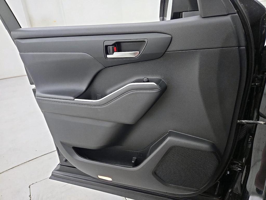 used 2023 Toyota Highlander car, priced at $39,998
