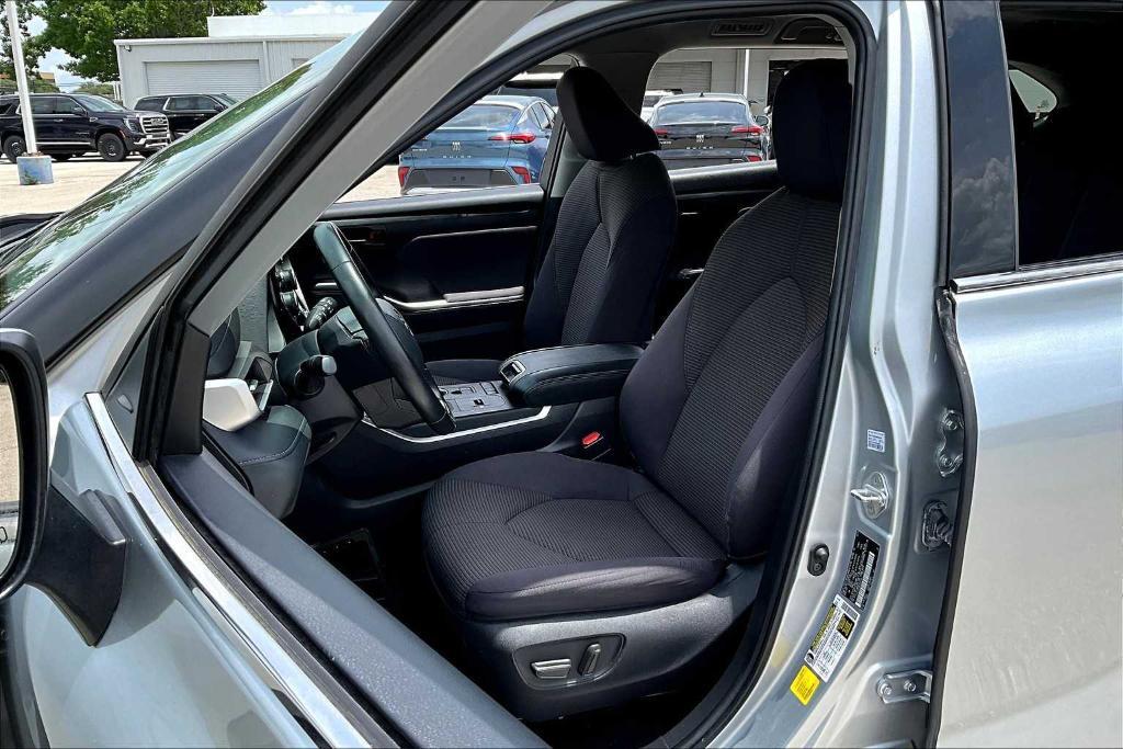 used 2022 Toyota Highlander car, priced at $31,339