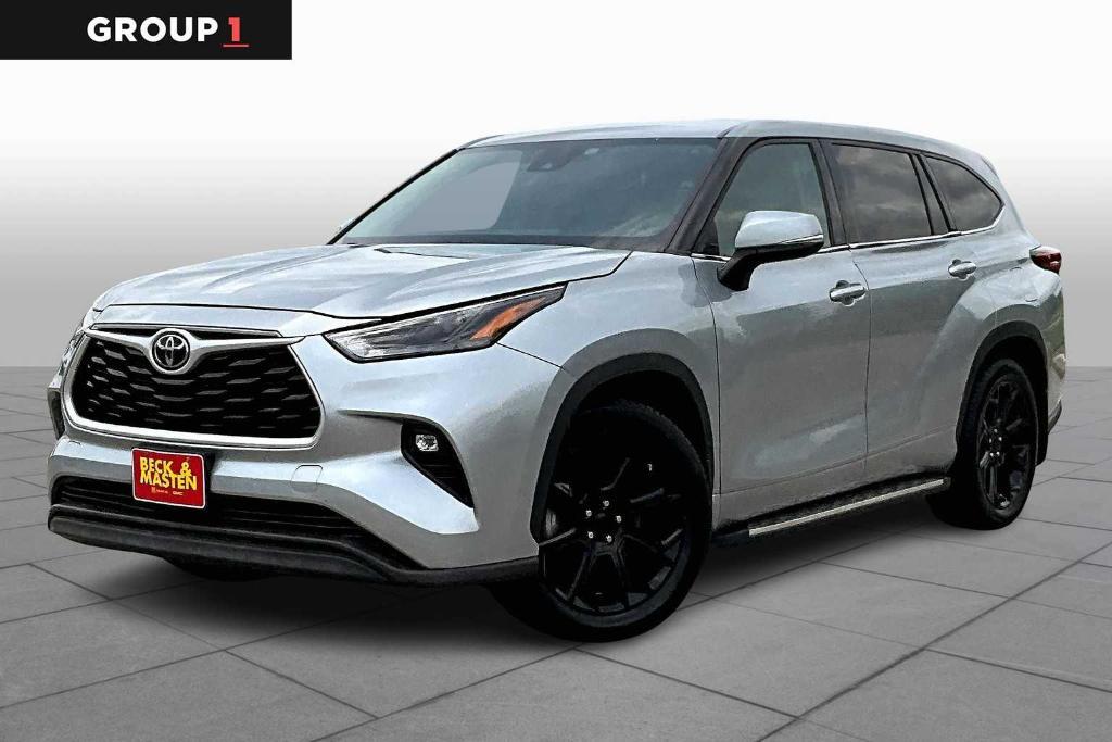 used 2022 Toyota Highlander car, priced at $31,787