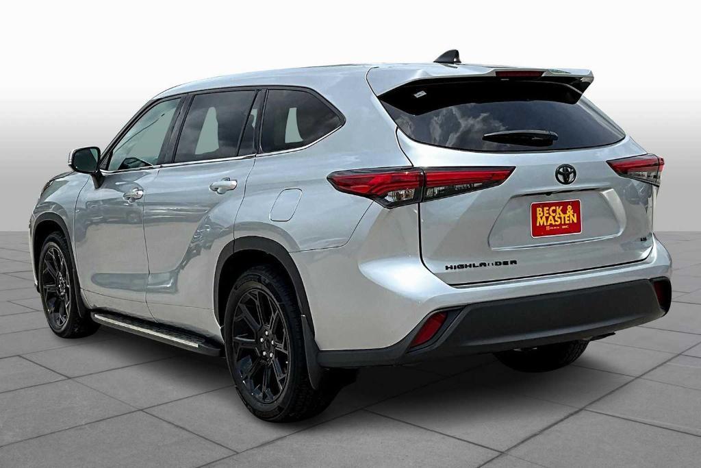 used 2022 Toyota Highlander car, priced at $31,339