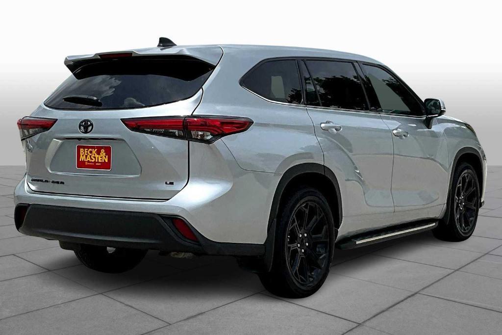 used 2022 Toyota Highlander car, priced at $31,339
