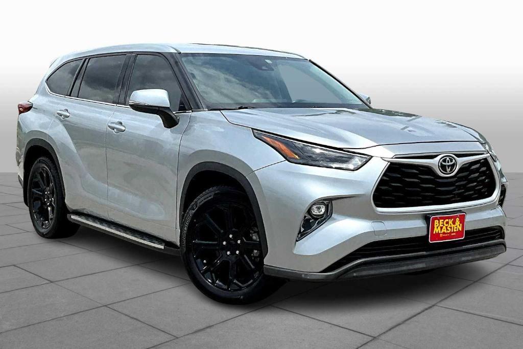used 2022 Toyota Highlander car, priced at $31,339