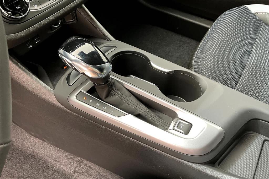 new 2025 Buick Envista car, priced at $28,025