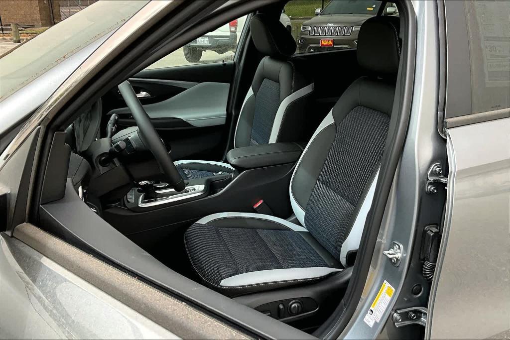 new 2025 Buick Envista car, priced at $28,025