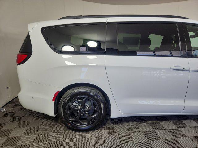 new 2025 Chrysler Pacifica Hybrid car, priced at $53,256