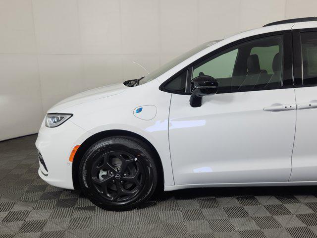 new 2025 Chrysler Pacifica Hybrid car, priced at $53,256