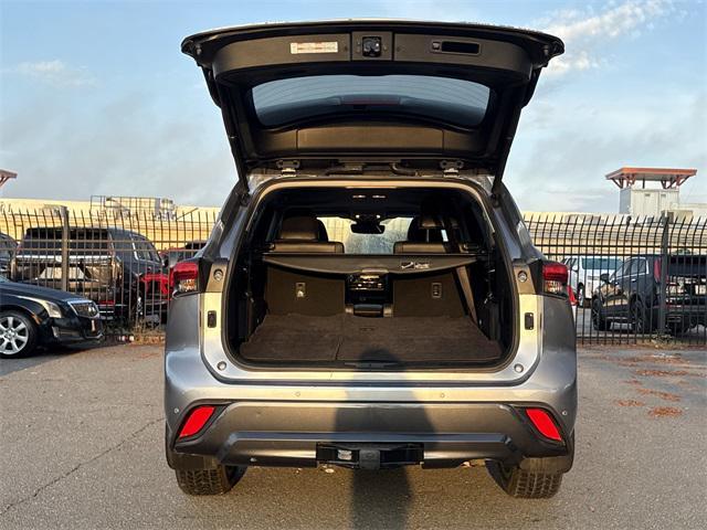 used 2021 Toyota Highlander car, priced at $35,650