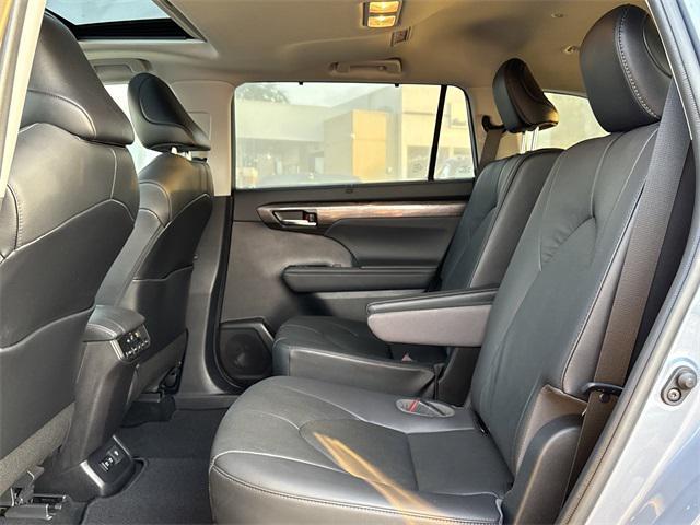 used 2021 Toyota Highlander car, priced at $35,650
