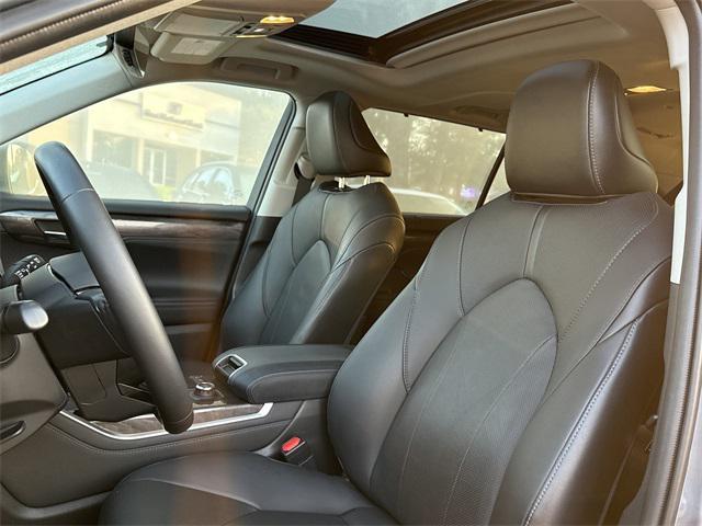 used 2021 Toyota Highlander car, priced at $35,650