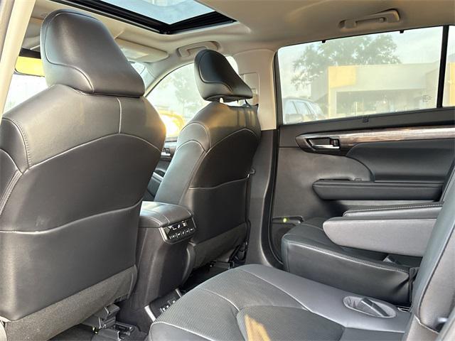 used 2021 Toyota Highlander car, priced at $35,650