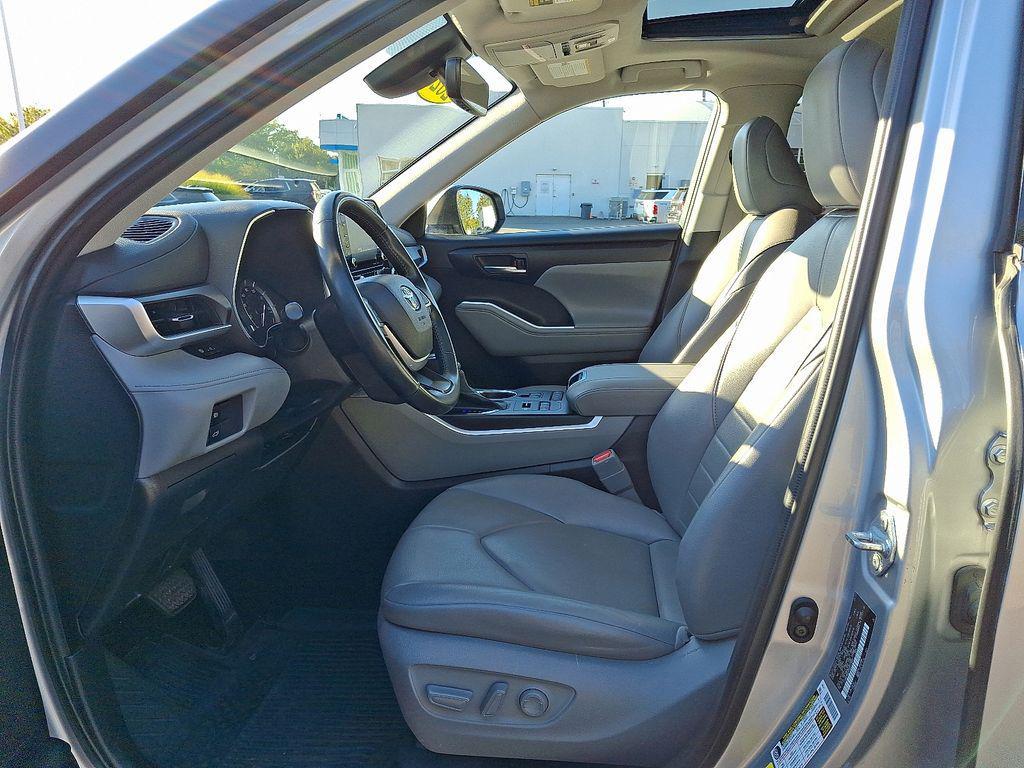 used 2022 Toyota Highlander car, priced at $33,977