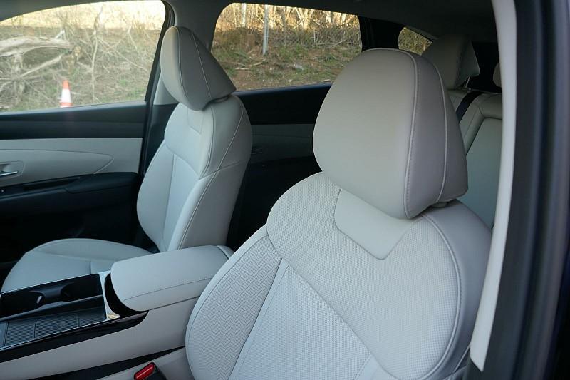 new 2025 Hyundai TUCSON Hybrid car, priced at $37,191