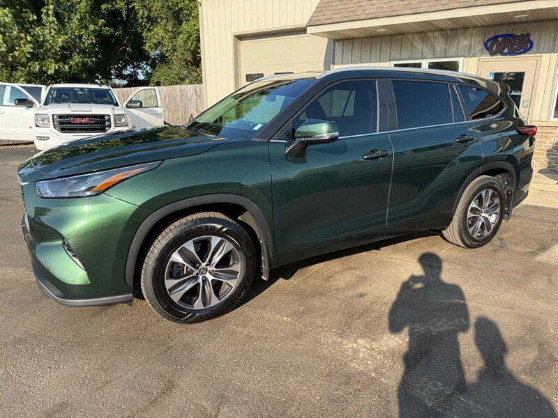 used 2023 Toyota Highlander car, priced at $27,100