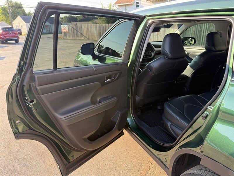 used 2023 Toyota Highlander car, priced at $27,100