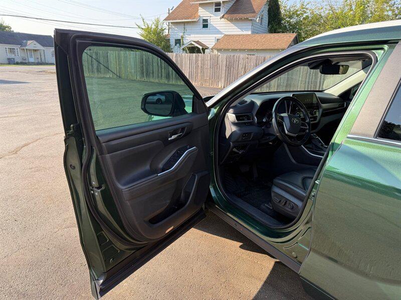 used 2023 Toyota Highlander car, priced at $27,100