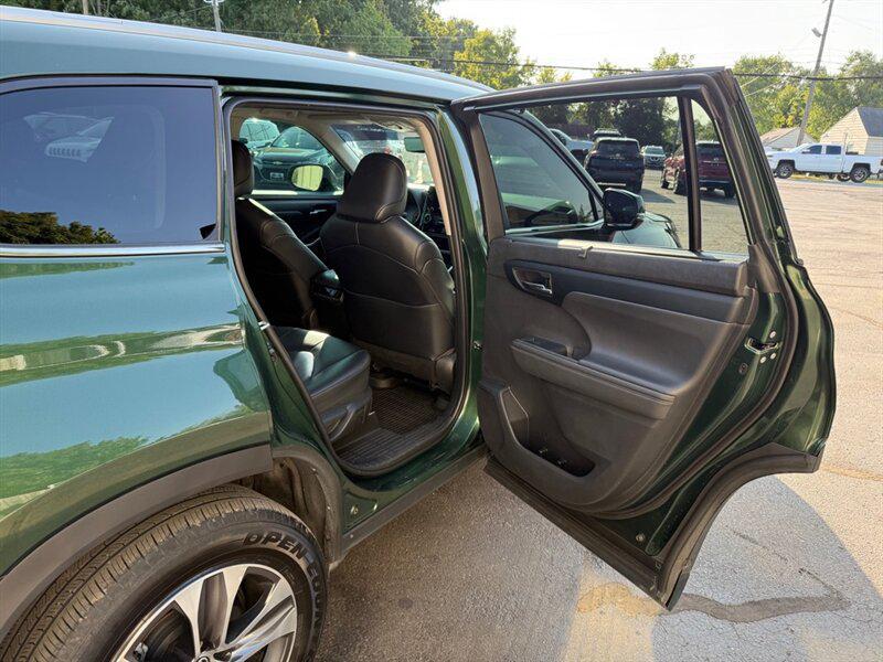 used 2023 Toyota Highlander car, priced at $27,100