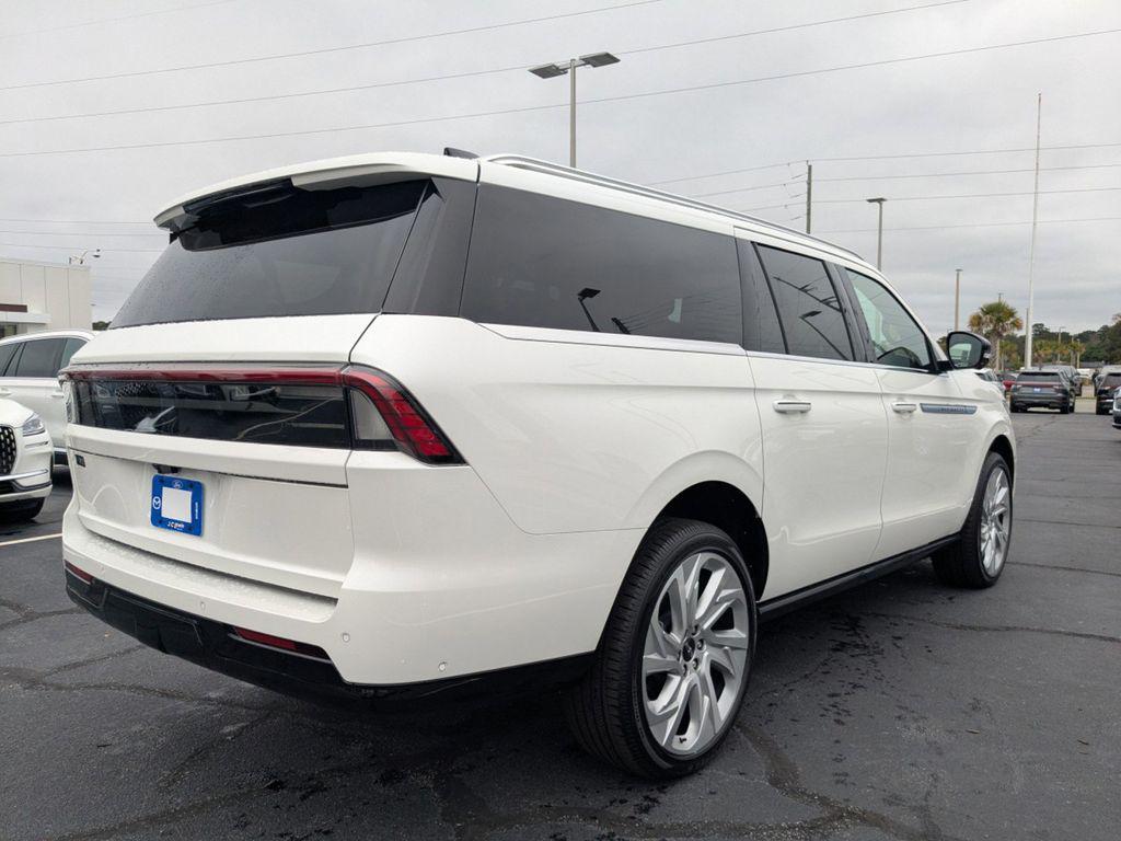 new 2025 Lincoln Navigator car, priced at $111,474
