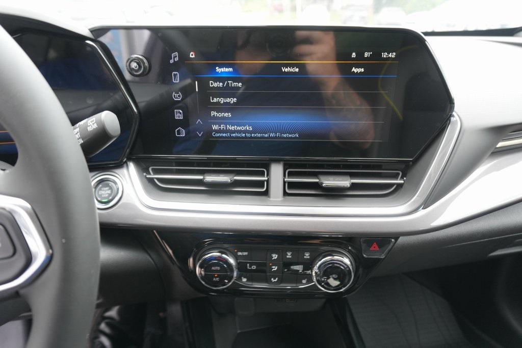 new 2025 Chevrolet Trax car, priced at $25,955
