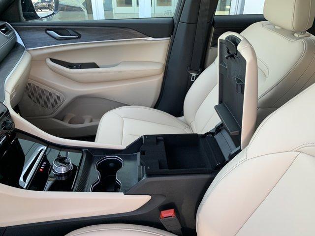 new 2025 Jeep Grand Cherokee car, priced at $44,018