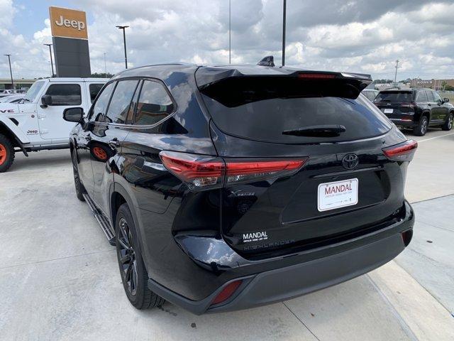 used 2021 Toyota Highlander car, priced at $31,500