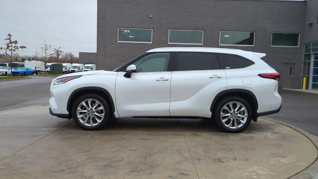 used 2023 Toyota Highlander car, priced at $32,995