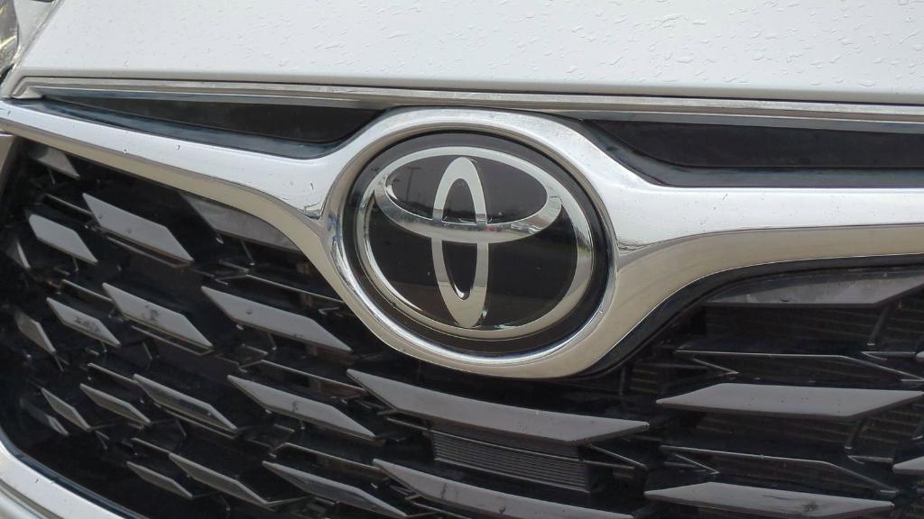 used 2023 Toyota Highlander car, priced at $32,995