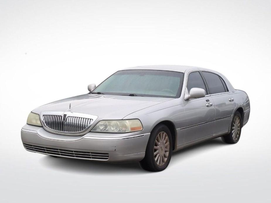 used 2004 Lincoln Town Car car, priced at $900