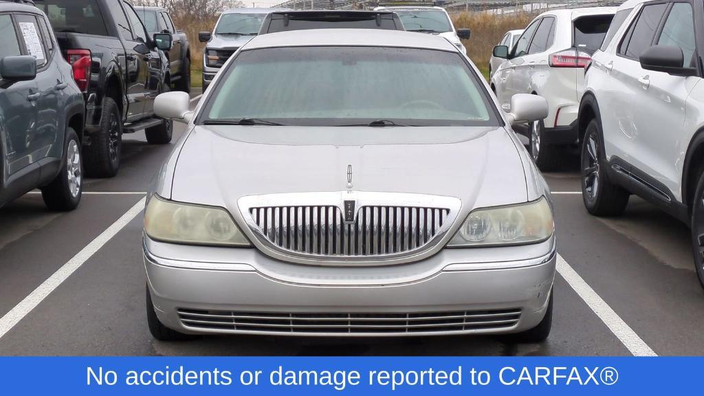 used 2004 Lincoln Town Car car, priced at $900