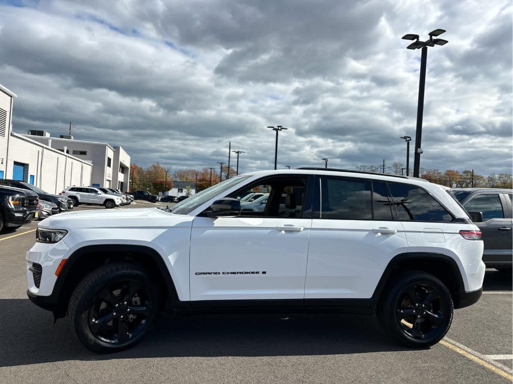 used 2022 Jeep Grand Cherokee car, priced at $28,965