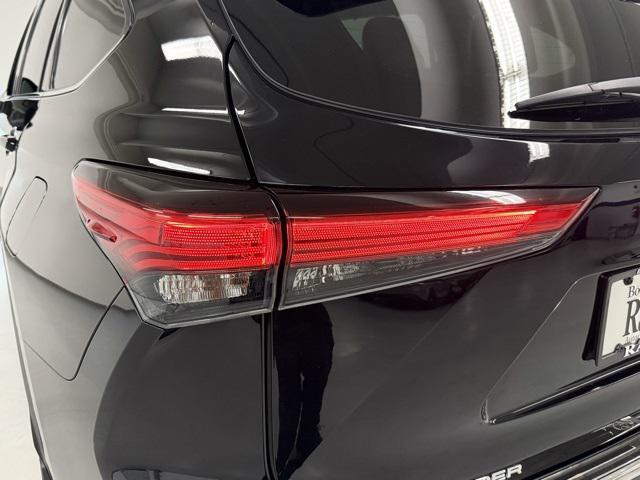 used 2020 Toyota Highlander car, priced at $31,880