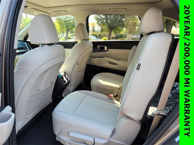 new 2025 Kia Sorento Hybrid car, priced at $38,630